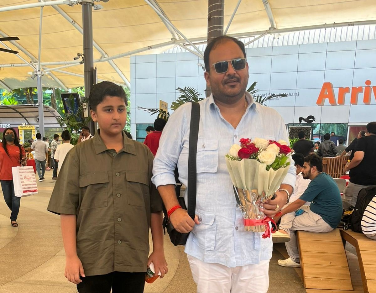 Gonda leader Siraj Sing spotted in Mumbai airport